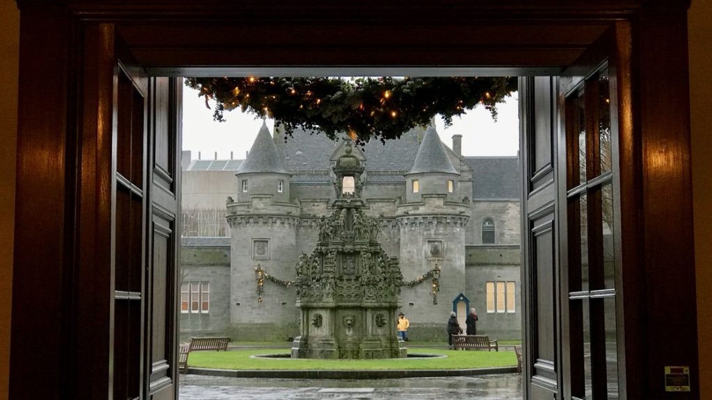 Widok z Pałacu Holyrood na fontannę i bramę wjazdową. Foto: T. Bobrowski