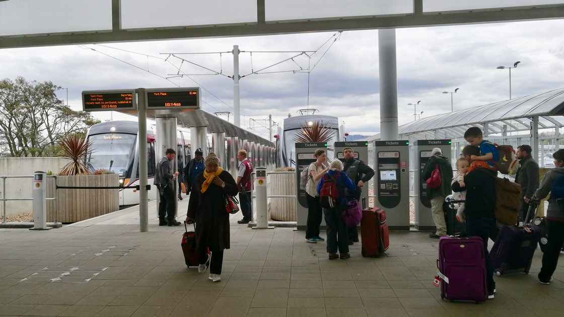Jak dojechać z lotniska do Edynburga? Najlepiej tramwajem lub autobusem. Foto: M. Błażejczak