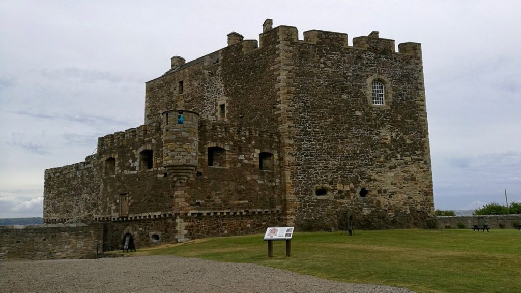 Blackness Castle, wieża rufowa i główne wejście do zamku. Foto: M. Błażejczak