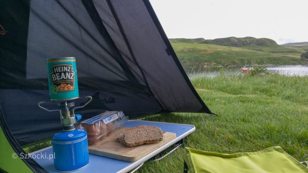 Spanie pod namiotem na wyspie Skye. Foto: M. Błażejczak